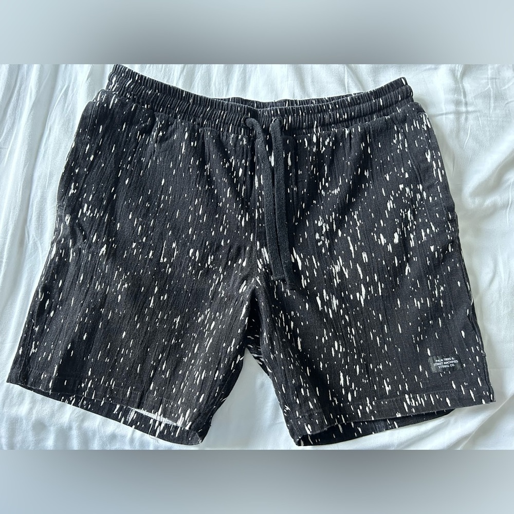 Men’s medium black & white shorts. Thrills brand. Excellent condition.